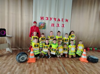 "Со светофоровой наукой по дорогам детства!"
